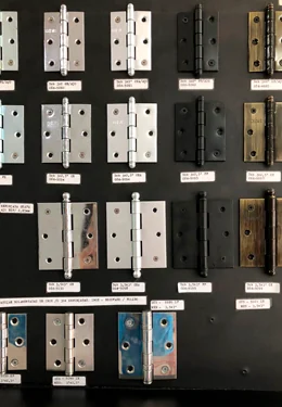 Painel com vários modelos de dobradiças
