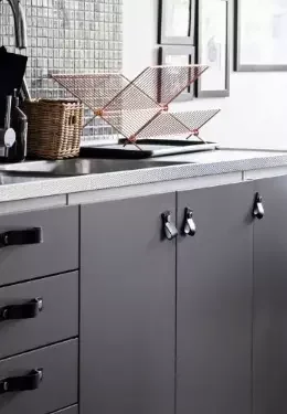 Armário de cozinha com puxadores pretos