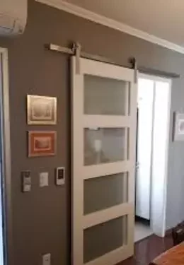 Porta de correr em trilho aparente