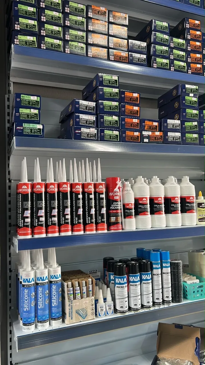 Prateleira com colas, silicones e fixadores